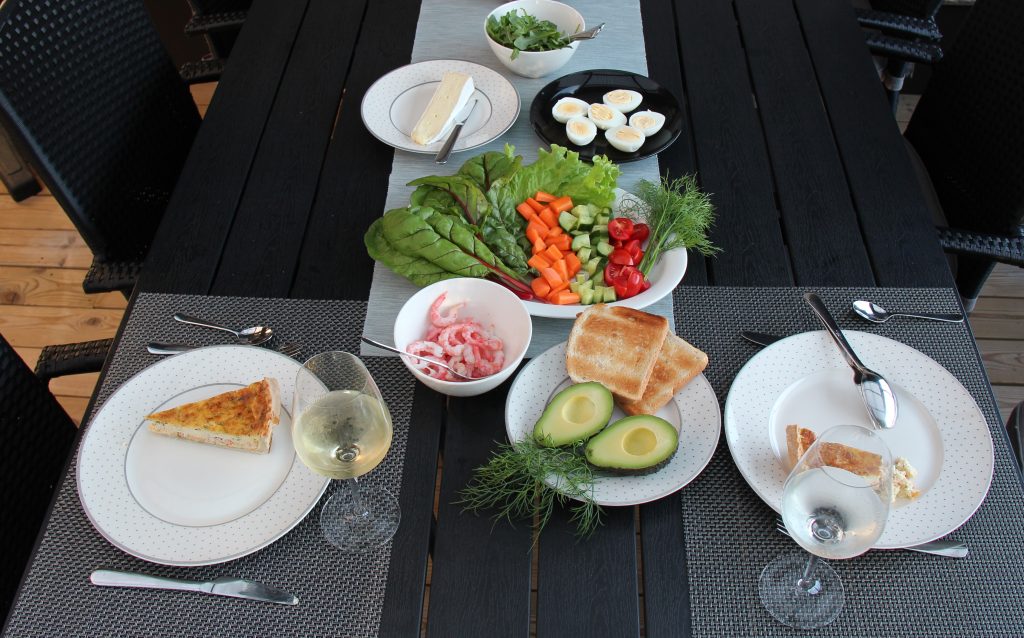 Middagsbord med räkor och grönsaker.