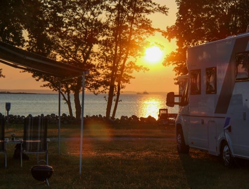 Campingplats i solnedgång.